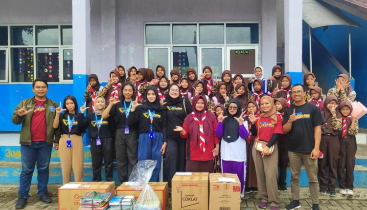 Foto bersama tim mahasiswa UBSI, guru SDN Karang Tengah 01, dan siswa penerima bantuan dalam kegiatan literasi BSI Explore.