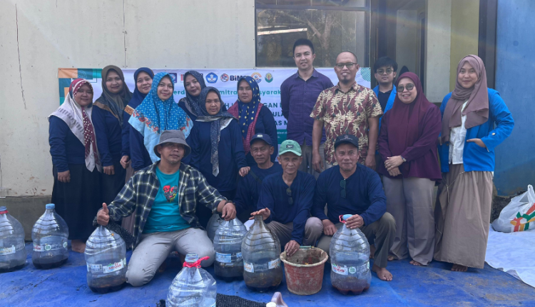 Foto bersama tim UBSI dan peserta pelatihan pembuatan pupuk organik cair Hibah BIMA 2025 di Bank Sampah Tunas Mulia Ciherang.