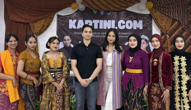 Mahasiswa bersama narasumber talkshow berfoto bersama usai acara bertema Pemberdayaan Perempuan di Era Digital dalam rangka peringatan Hari Kartini.