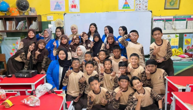 Foto bersama mahasiswa UBSI dan siswa-siswi SD Negeri Mekarjaya 9 usai kegiatan penyuluhan nilai cinta tanah air, Rabu (7/05/2025), sebagai bagian dari program pengabdian masyarakat.