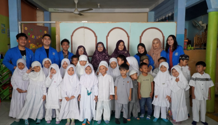 Foto bersama mahasiswa UBSI dan anak-anak TK RA/TK/TPQ AL AIN usai kegiatan edukatif menggambar tokoh pahlawan nasional.