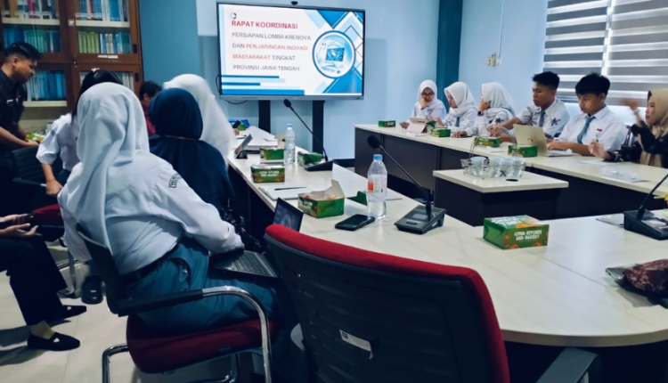 Dosen UBSI Tegal bersama tim inovator muda Kota Tegal dalam pendampingan lomba Krenova Provinsi Jawa Tengah 2025.