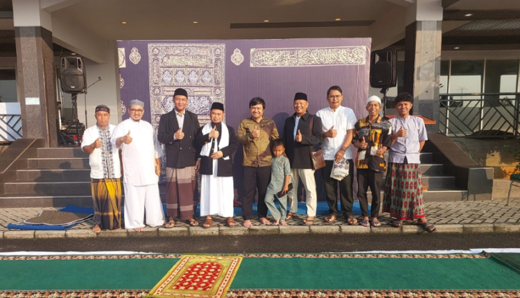 Foto bersama panitia Sholat Idul Adha, civitas akademika UBSI Kaliabang, dan tokoh masyarakat usai pelaksanaan ibadah di Kampus Digital Kreatif UBSI.