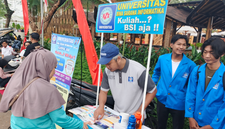 Booth Universitas BSI (UBSI) Kampus Digital Kreatif BSD di CFD Paradise Resort Tangsel, ramai dikunjungi warga yang antusias mencari informasi biaya kuliah dan program studi