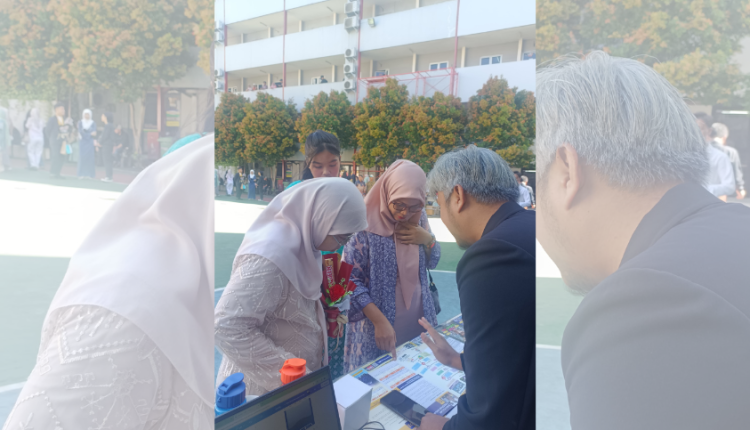 Orang tua siswa antusias mengunjungi booth Kampus Digital Kreatif UBSI kampus BSD.