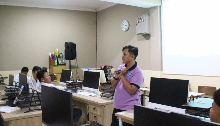 UBSI Kampus Jatiwaringin bersama peserta SMK Sandikta dalam Workshop Digital Kreatif bahas Mikrotik secara langsung dan interaktif.