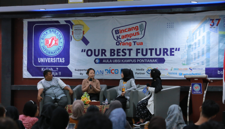 Mahasiswa baru penerima beasiswa 100% UBSI Pontianak diperkenalkan di hadapan orang tua .