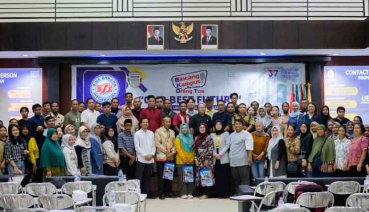 Foto bersama pimpinan UBSI Kampus Pontianak dengan orang tua mahasiswa baru dalam kegiatan Bincang Kampus Bersama Orang Tua.