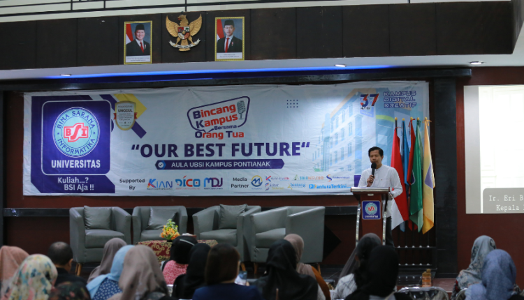 Orang tua mahasiswa baru UBSI Kampus Pontianak mengikuti sesi dialog terbuka bersama membahas peran keluarga dalam pendidikan