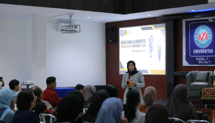 Narasumber UBSI Kampus Pontianak memaparkan materi kepada orang tua mahasiswa baru dalam kegiatan Bincang Kampus Bersama Orang Tua.