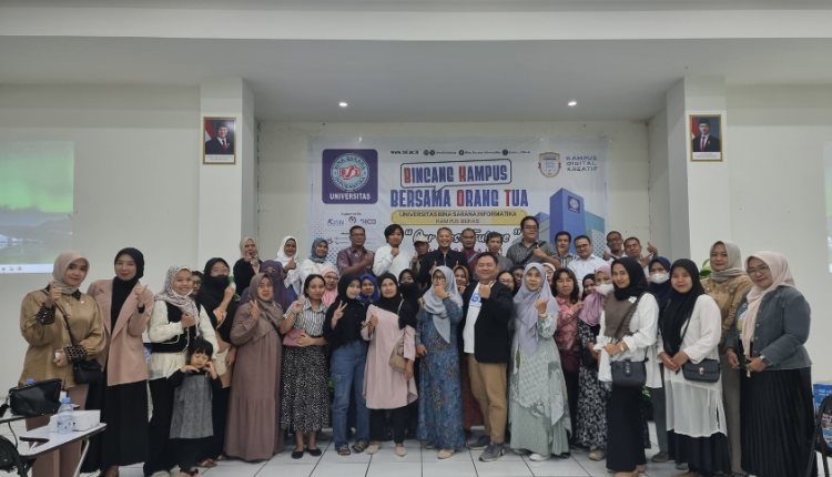 Foto bersama jajaran dosen, orang tua mahasiswa baru, alumni, dan mahasiswa berprestasi pada acara Bincang Kampus Bersama Orang Tua di UBSI Bekasi Cut Mutia.
