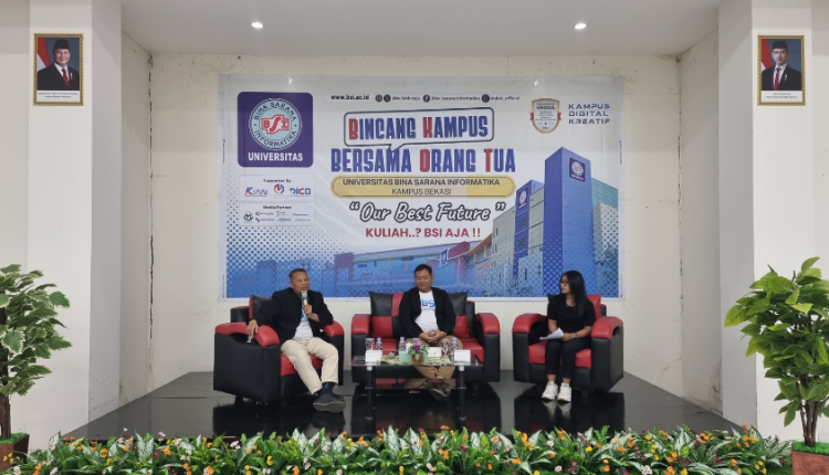 Narasumber BKOT UBSI Kampus Bekasi memberikan penjelasan informatif yang membuka wawasan orang tua tentang dunia perkuliahan