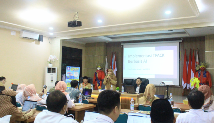Kepala Sekolah SMAN 48 Jakarta Membuka Workshop Digital Kreatif untuk Guru dengan Pemateri Rian Septian Anwar.