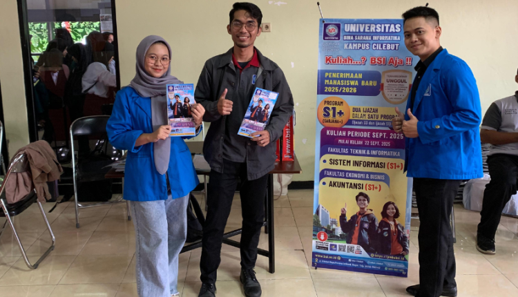 UBSI foto bersama di SMKN 3 Kota Bogor, stand booth kampus saat kegiatan pembekalan siswa kelas 12.