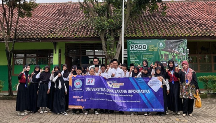 BSI Explore 2025, mahasiswa UBSI berfoto bersama di Desa Lengkong Wetan usai melaksanakan kegiatan pengabdian.