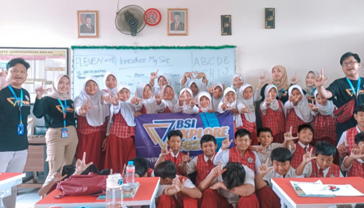 Mahasiswa BSI Explore 2025 berfoto bersama anak-anak SD di Desa Lengkong Karya setelah kegiatan edukasi dan pemberdayaan masyarakat.