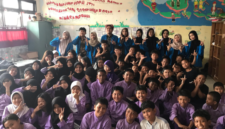 Mahasiswa UBSI Kampus Kramat 98 berfoto bersama siswa SDN Kenari 01 Pagi usai kegiatan pengabdian masyarakat bertema cinta tanah air.