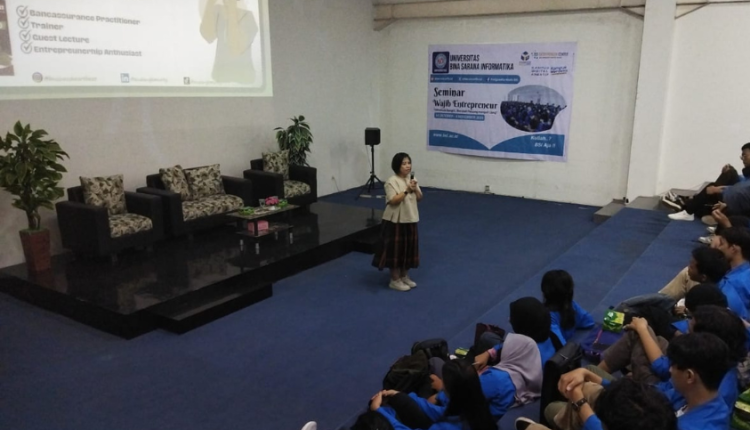 Dosen mata kuliah Entrepreneur UBSI Kampus Cengkareng memberikan motivasi kepada mahasiswa dalam rangkaian Seminar Wajib Entrepreneur.