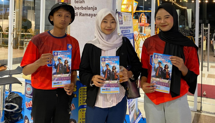 Pengunjung mendatangi booth UBSI Kampus Cibitung di Ramayana Cibitung,