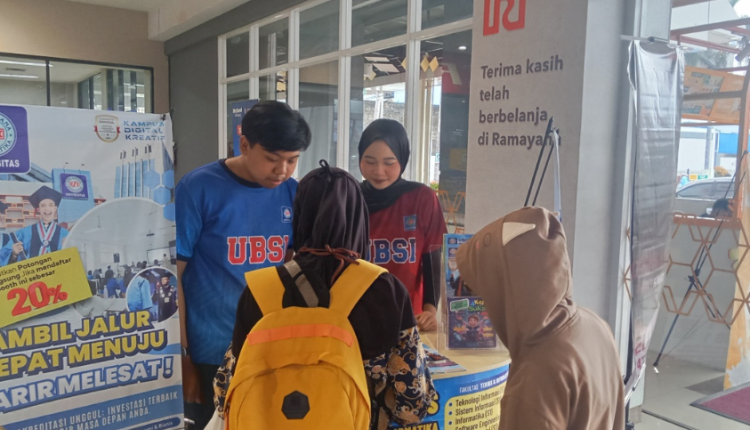 Suasana booth UBSI Kampus Cibitung di Ramayana Ciplaz, ramai dikunjungi siswa dan orang tua.