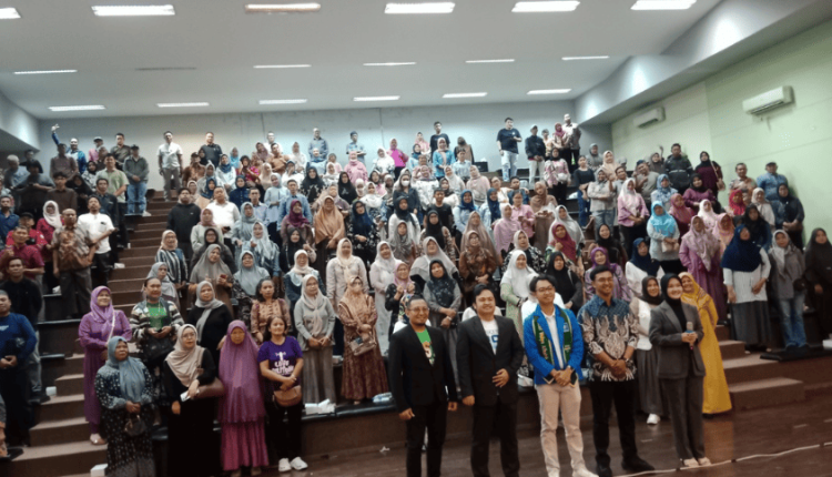 Sinergi akademik, non-akademik, dan orang tua dibahas tuntas di BKOT UBSI Kampus Kaliabang, ditutup dengan foto bersama peserta kegiatan