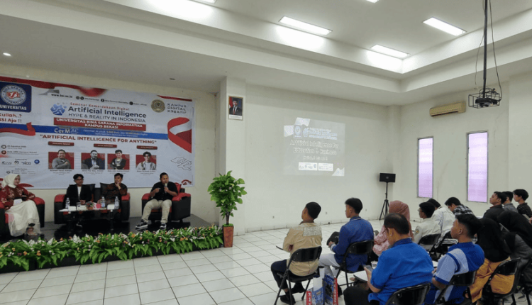 Narasumber memaparkan materi Seminar Kemerdekaan Digital UBSI Kampus Bekasi 2025 Dorong Literasi AI untuk Pendidikan