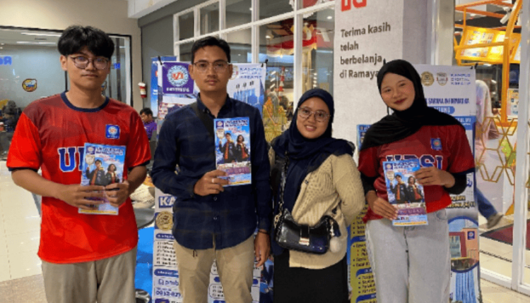 Foto bersama tim UBSI dan pengunjung di open booth Ramayana Cibitung, penuh antusiasme dan keakraban