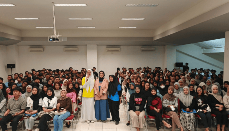 Seminar Digital Creative UBSI Kampus Kaliabang hadirkan inspirasi baru untuk mahasiswa baru, ditutup dengan foto bersama peserta dan narasumber