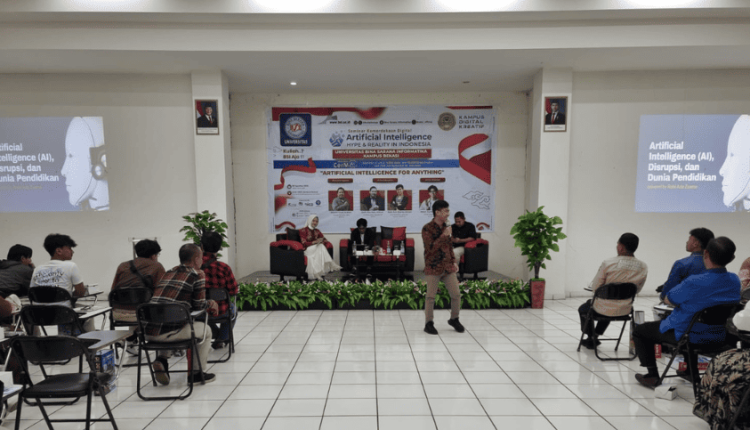 Narasumber sedang memaparkan materi AI dalam Seminar Kemerdekaan Digital di UBSI Kampus Bekasi