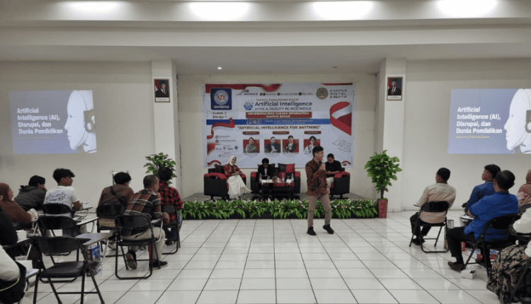 UBSI Kampus Bekasi Dorong Pemahaman AI untuk Pendidikan dan Bisnis, narasumber sedang menjelaskan materi di hadapan peserta seminar