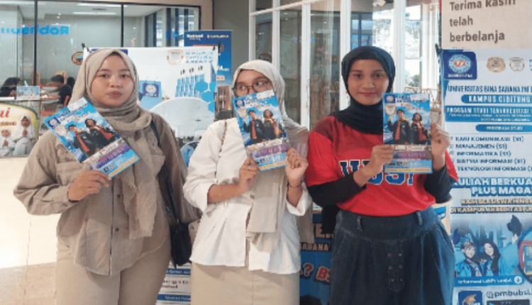 Foto bersama tim UBSI Kampus Cibitung dalam kegiatan open booth di Ramayana, ramai didatangi calon mahasiswa baru