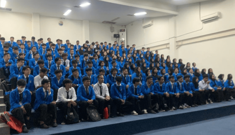 Suasana acara saat Kepala Kampus memberikan testimoni bahwa ORMIK menjadi bekal masa depan mahasiswa baru UBSI
