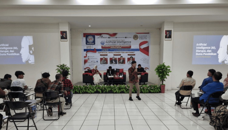 Memahami AI dari Ahlinya, UBSI Kampus Bekasi Gelar Seminar Kemerdekaan Digital dengan narasumber memaparkan materi di depan peserta