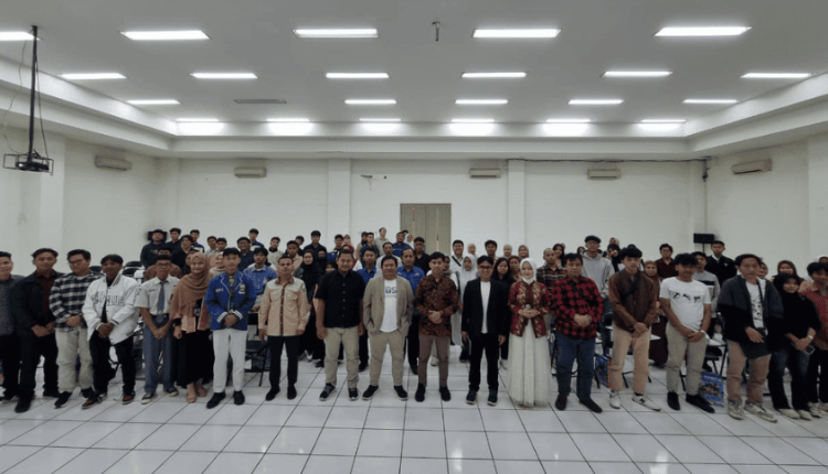 Foto bersama narasumber, guru, dan siswa usai seminar di UBSI Kampus Bekasi