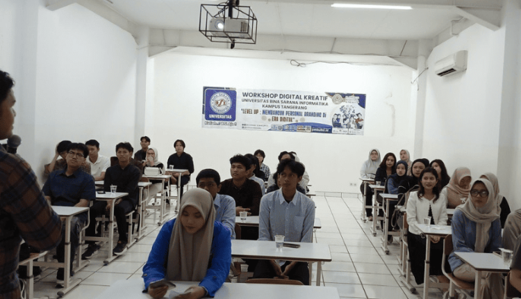 Mahasiswa baru UBSI Kampus Tangerang serius mengikuti workshop personal branding di era digital