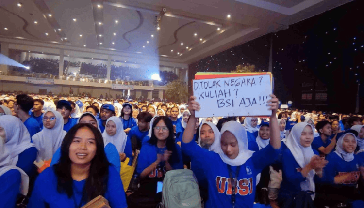 Seminar Motivasi UBSI 2025 di BSI Convention Center menghadirkan ribuan mahasiswa baru dengan semangat membara sejak awal kuliah