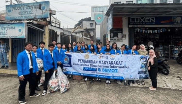 Foto bersama Mahasiswa Baru UBSI Fatmawati Tanamkan Nilai Kepedulian Lewat Kegiatan Pengabdian Masyarakat
