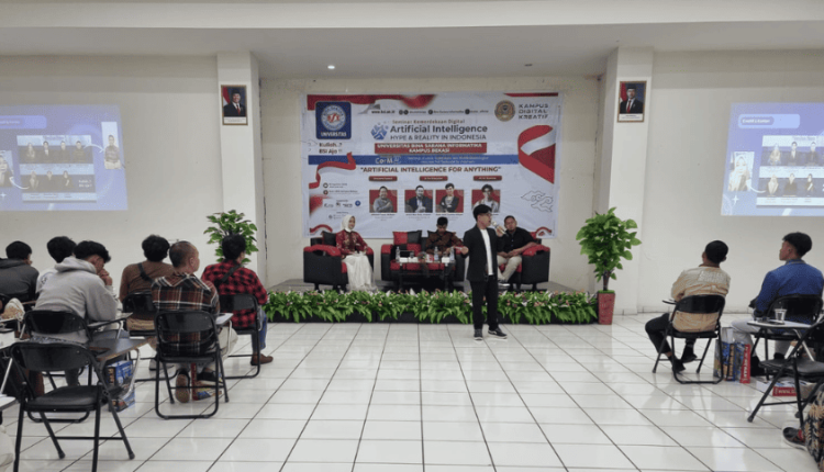 Narasumber sedang memaparkan materi dalam Seminar AI UBSI Kampus Bekasi Buka Wawasan Generasi Muda tentang Teknologi Masa Depan