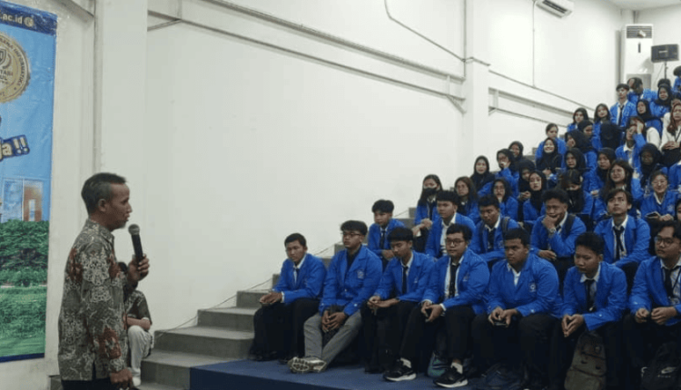 Narasumber sedang Memaparkan Materi, Tema “Our Best Future” Jadi Landasan ORMIK UBSI 2025