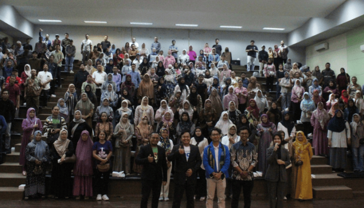 UBSI Kampus Kaliabang dan orang tua mahasiswa baru berfoto bersama dalam kegiatan Bincang Kampus Bersama Orang Tua (BKOT) 2025