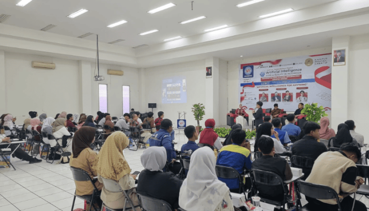 UBSI Kampus Bekasi Edukasi AI ke Masyarakat, narasumber menyampaikan materi kepada peserta seminar