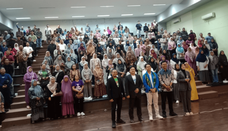 Foto bersama orang tua mahasiswa baru dan pihak UBSI Kampus Kaliabang usai kegiatan BKOT, suasana hangat dan penuh kebersamaan
