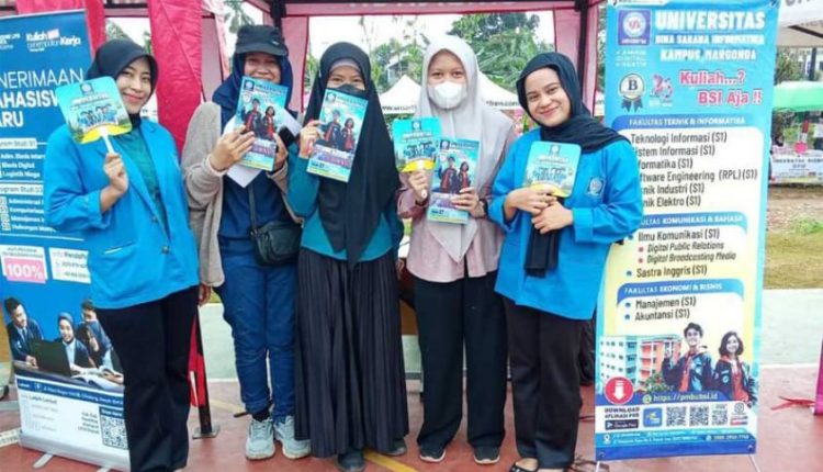 Foto Bersama Tim Edufair UBSI Kampus Margonda Hadirkan Kehangatan di SMA Negeri 12 Depok