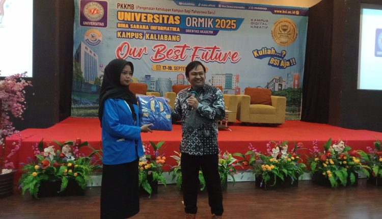 Langka dan Bergengsi! Jaket Varsity UBSI x Dagadu Warnai Ormik UBSI Kampus Kaliabang 2025