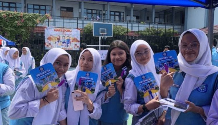 Antusias siswa SMK Citra Negara di Edufair UBSI Kampus Margonda