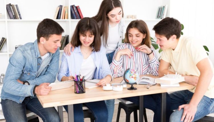Kuliah Sambil Kerja, Strategi Berani Anak Muda Taklukkan Dunia Kerja dan Kampus