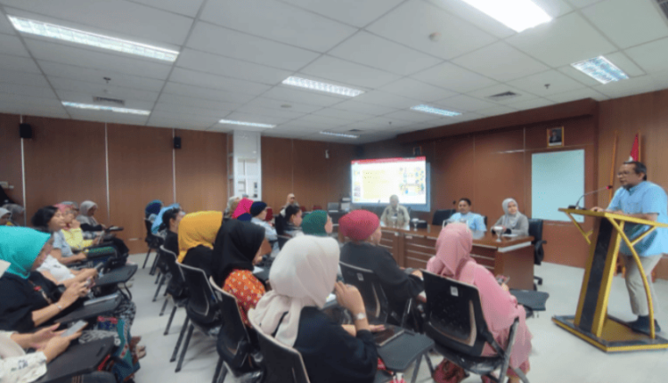 Suasana kegiatan pelatihan UBSI yang diikuti anggota Komunitas Cinta Berkain Indonesia Bogor saat menerima materi tentang pemanfaatan digital marketing dan laporan keuangan