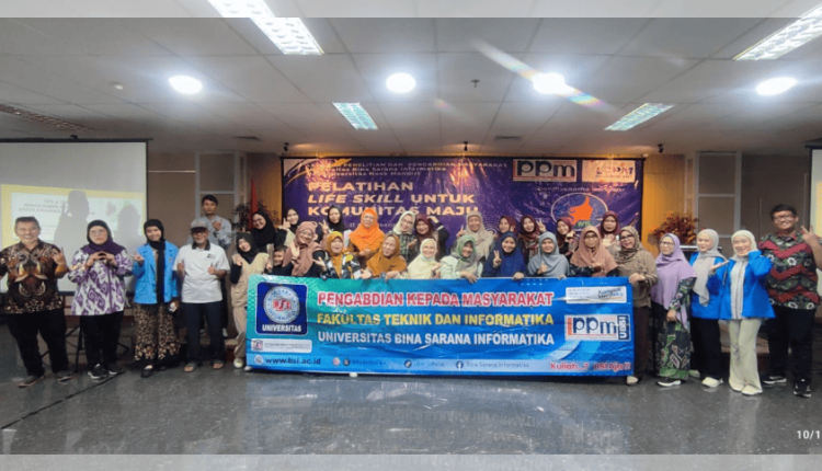Foto bersama dosen UBSI dengan anggota Komunitas Sosial dan Dunia Tani (KSDT) usai kegiatan workshop strategi usaha mikro untuk meningkatkan omset