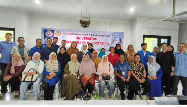 Foto bersama dosen Fakultas Teknik dan Informatika UBSI dengan para kader Posyandu Mawar A Kelurahan Sukasari, Tangerang