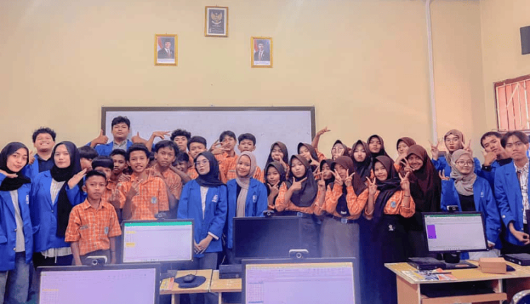 Foto bersama peserta dan mahasiswa UBSI sesuai penyuluhan dasar Microsoft Excel di SMP Negeri 13 Kota Tegal